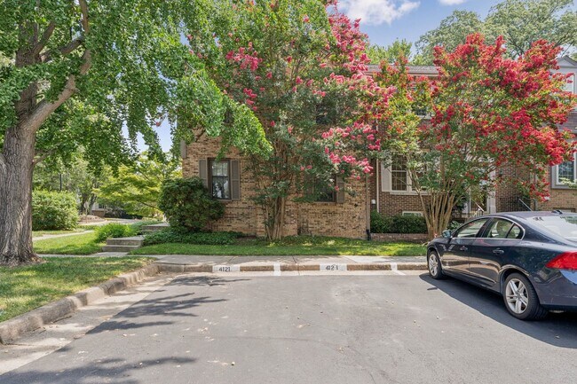 Building Photo - Spacious, Renovated Townhome Near Vienna M...