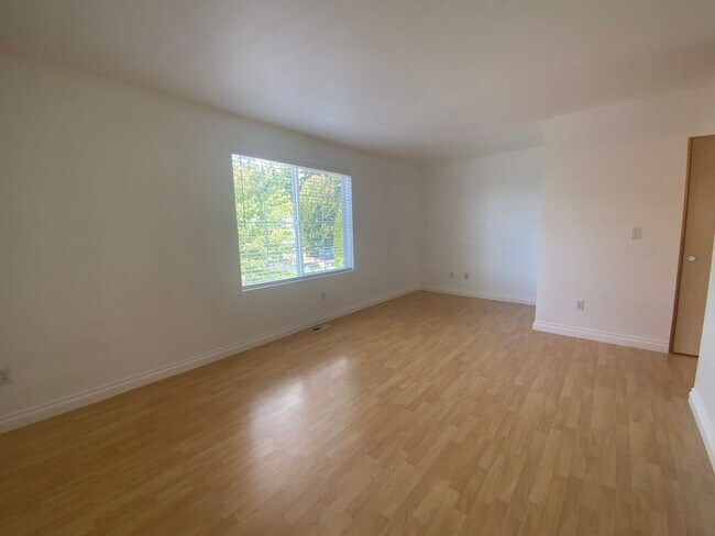 Building Photo - Newly Remodeled Puyallup Gem - Modern Comf...