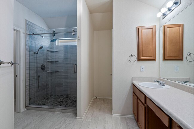 Building Photo - 12021 Pecangate Way