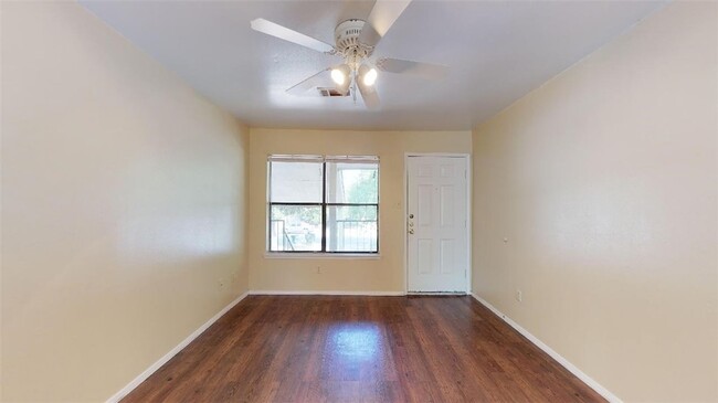 Building Photo - 305 Manuel Dr