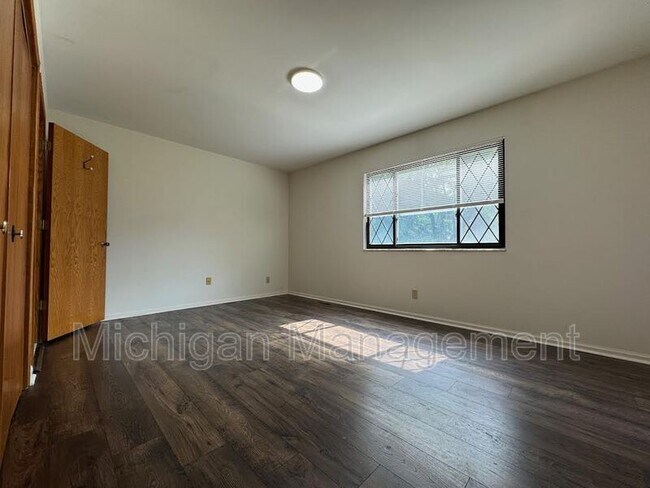 Building Photo - 40250 Pinetree Dr
