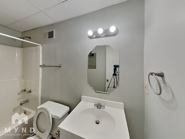 Building Photo - 1687 Coronet Dr