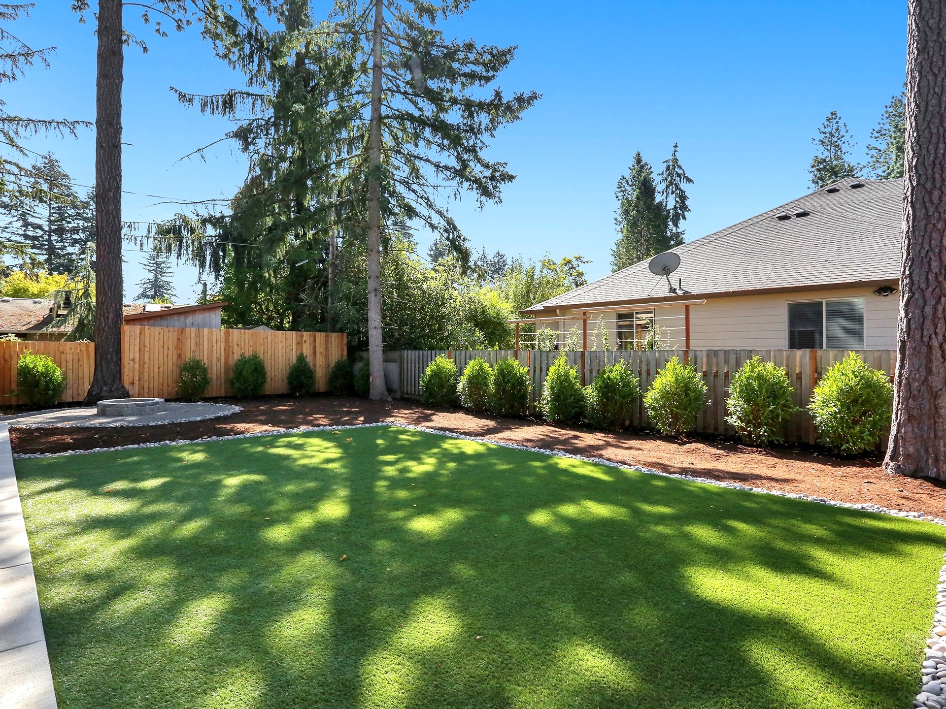 Building Photo - 84 SW Meadow Dr