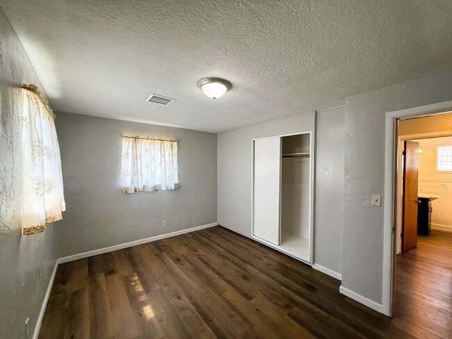 Building Photo - Two Bedroom Home with Bonus Room/Office in...