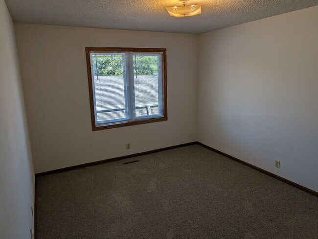 Building Photo - 2215 Mirwyn Ct