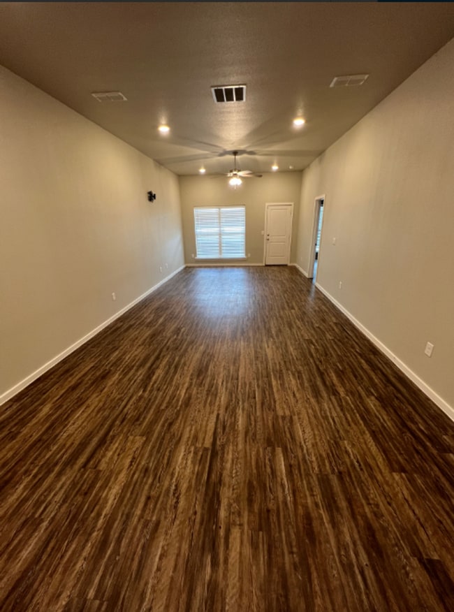 Building Photo - AVAILABLE NOW! 3/2/1 off west 19th!