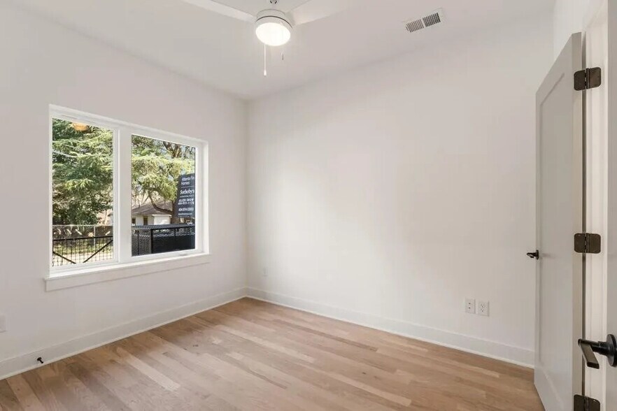 Building Photo - 1237 Memorial Dr SE