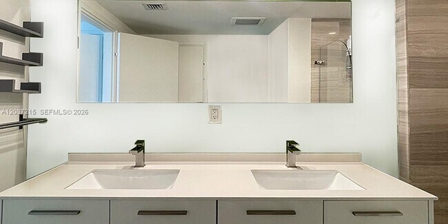 Building Photo - 1300 Brickell Bay Dr