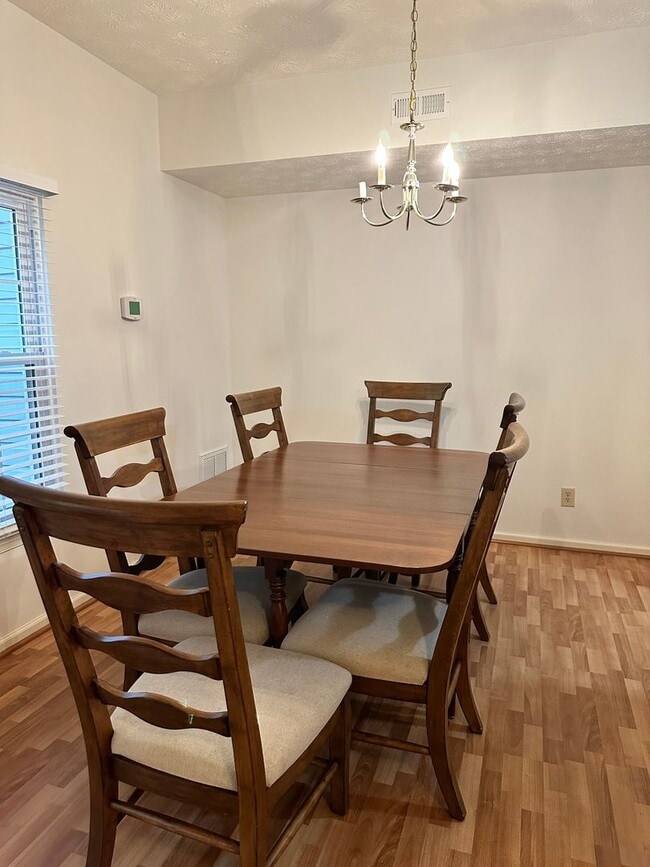 Building Photo - Townhouse in Chisel Run! Available Now