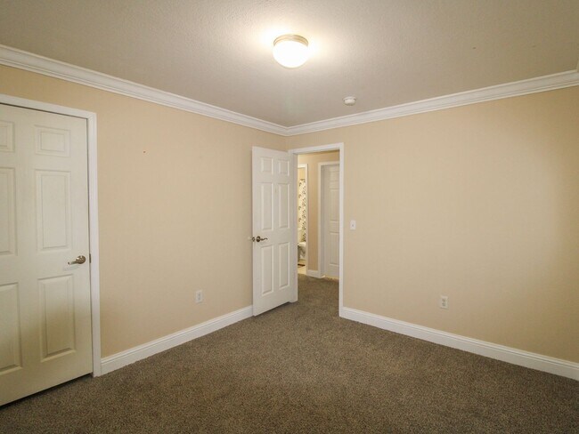 Building Photo - Charming Townhome Close to Downtown Pulaski