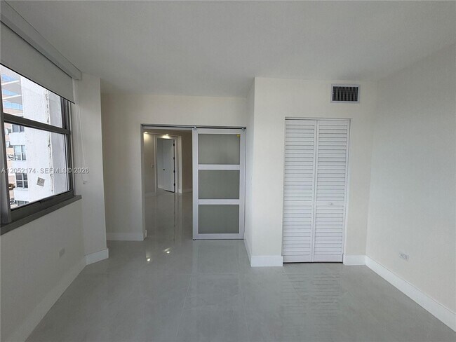 Building Photo - 999 Brickell Bay Dr