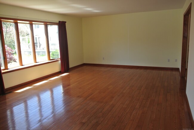 Building Photo - 302 Westwood Rd