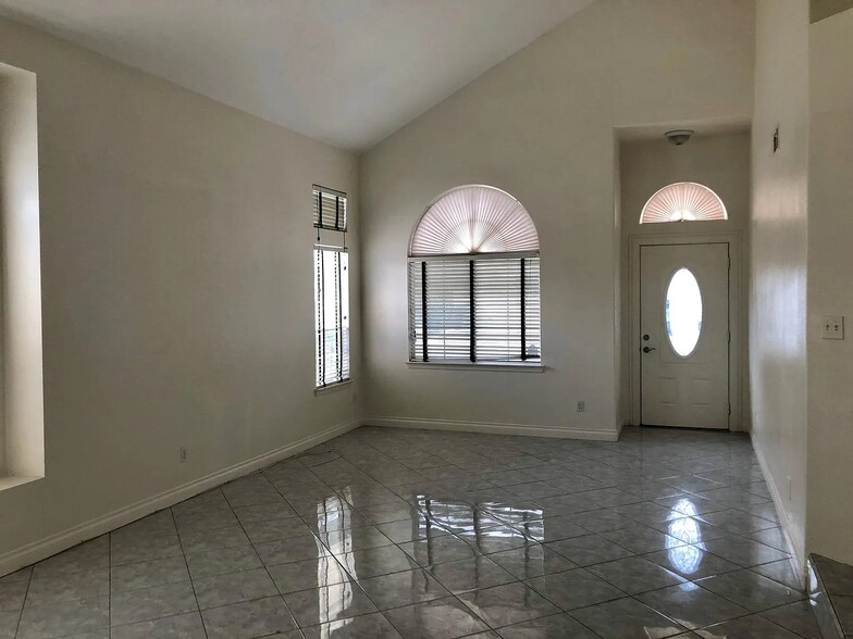 Building Photo - 2142 Falcon Pointe Ln