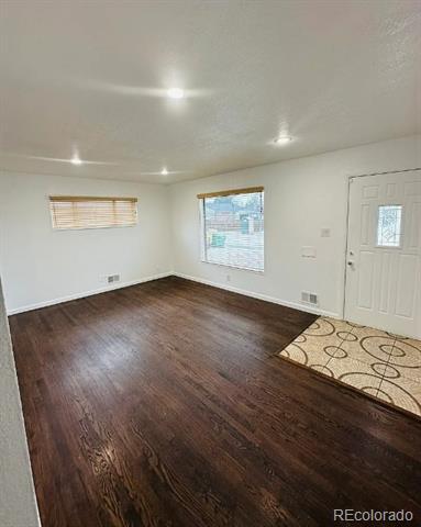 Building Photo - 940 W 70th Pl