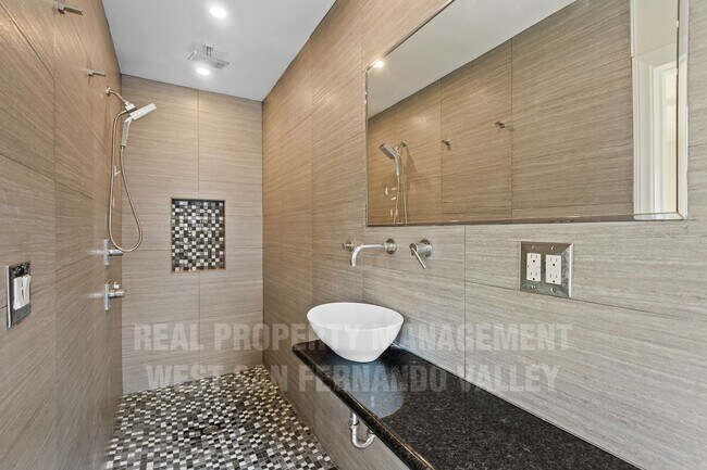Building Photo - Stunning 3bd Home with Private Outdoor Oasis
