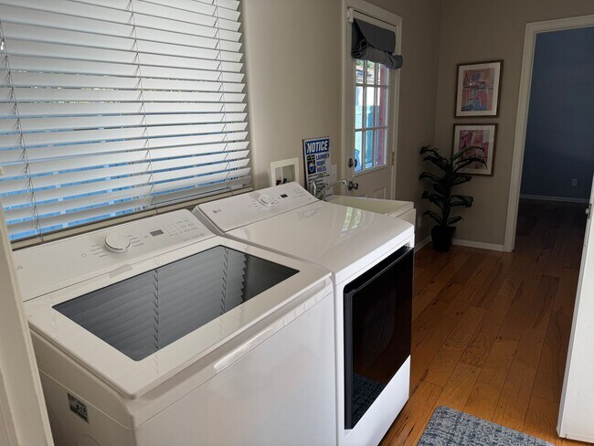 Building Photo - Spacious, updated and inviting