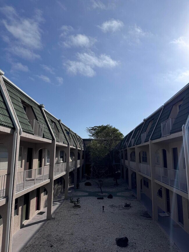 Building Photo - 1100 SE 4th Ave