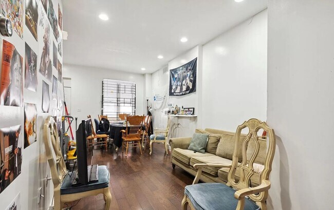 Building Photo - Stunning 6-Bedroom Townhome Near Temple University! Available August 2026!