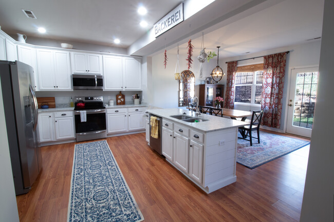 kitchen - 536 Rolling Valley Ct