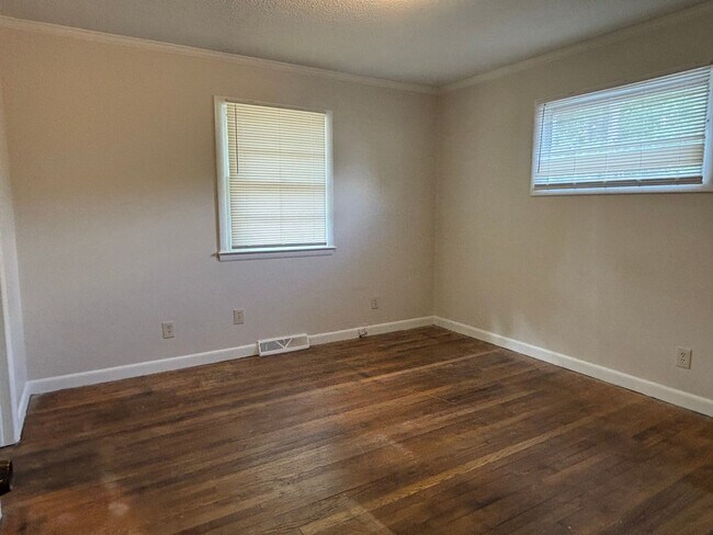Building Photo - 3 BR with deck conveninent to Four Seasons Mall