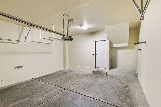 Building Photo - GORGEOUS TWO STORY TOWNHOME IN LAS VEGAS