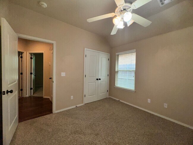 Building Photo - 3 Bed 2 Bath in Edmond!