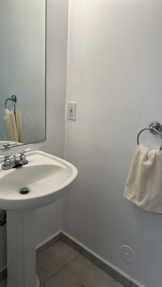 Half bathroom - 6202 NW 116th Pl