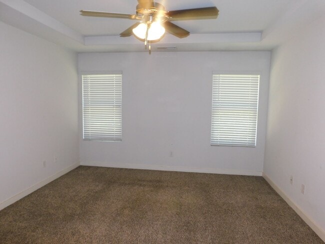 Building Photo - 672 The Heights Ln