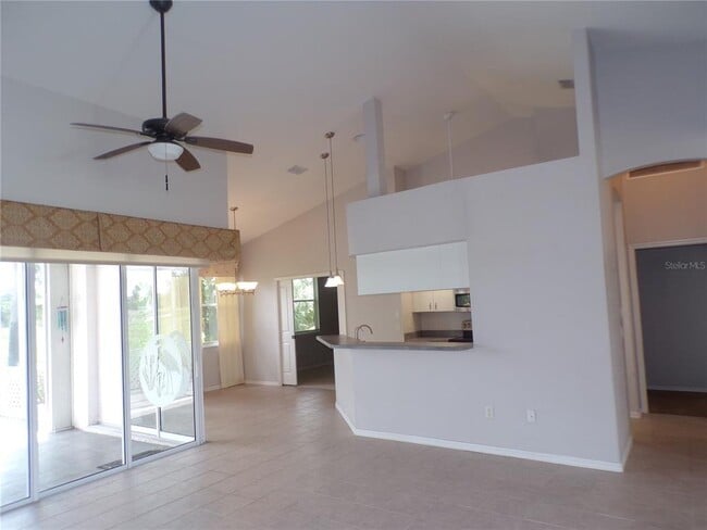 Building Photo - 2732 Royal Palm Dr