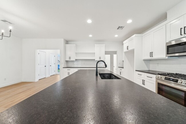 Building Photo - Spacious Home Minutes from Aspen Creek Elementary & Elam Park!