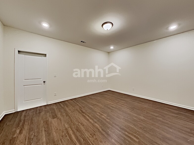 Building Photo - 172 Landsdown Xing