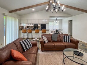 Building Photo - 2012 E Lacey Oak Cir
