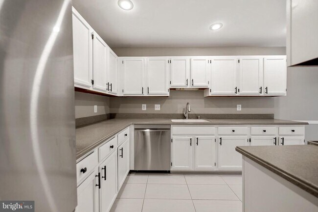 Building Photo - 6104 Old Brentford Ct