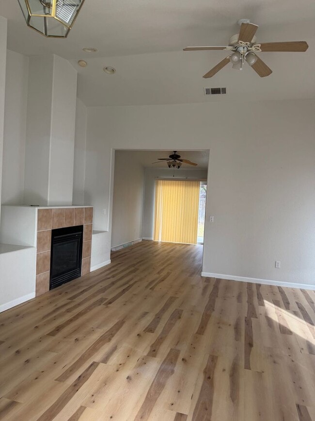 Building Photo - Charming 3-Bedroom, 2-Bath Home with Spacious Backyard in Elk Grove