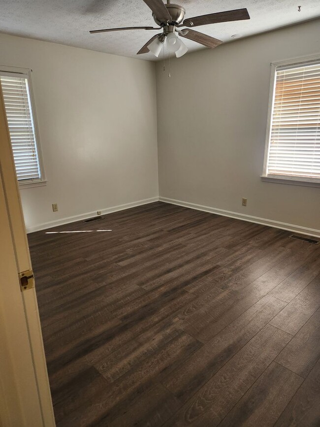 Building Photo - 3 Bedroom 2 Bath Home