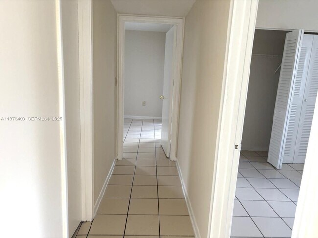 Building Photo - 566 NW 114th Ave