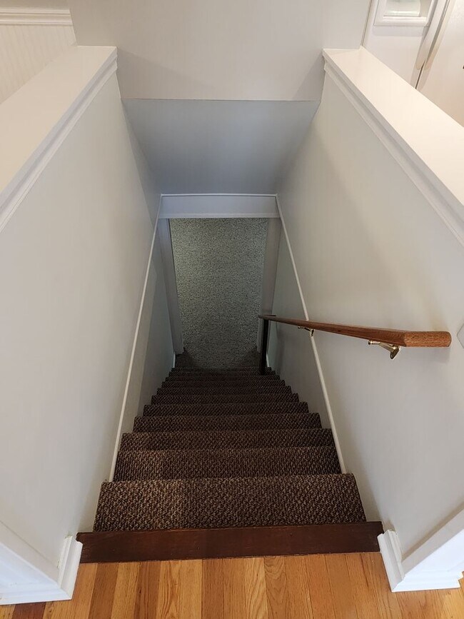 Building Photo - BEAUTIFUL  3 BEDROOM 2 BATH HOME / FINISHED BASEMENT/GARAGE