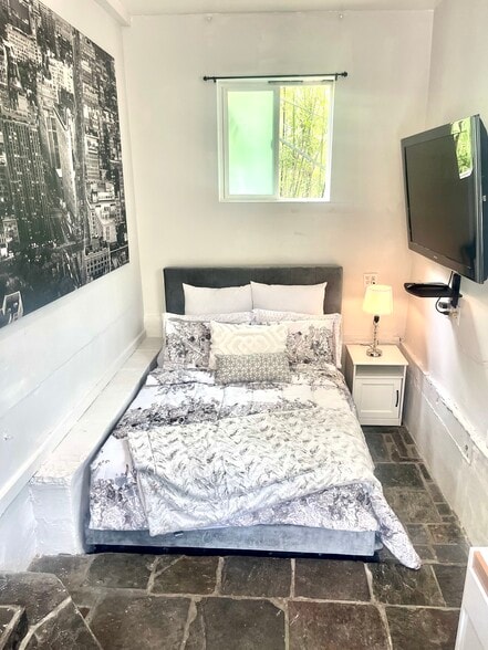 Building Photo - 2366 Nichols Canyon Rd