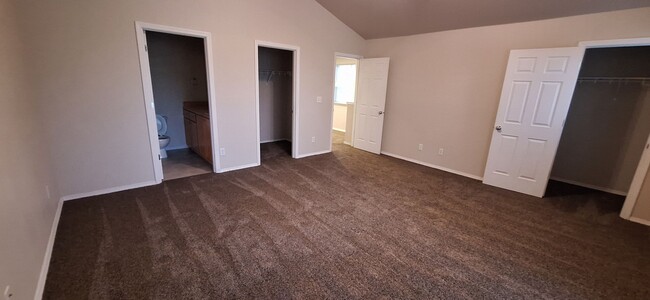 Building Photo - Meadows Townhome