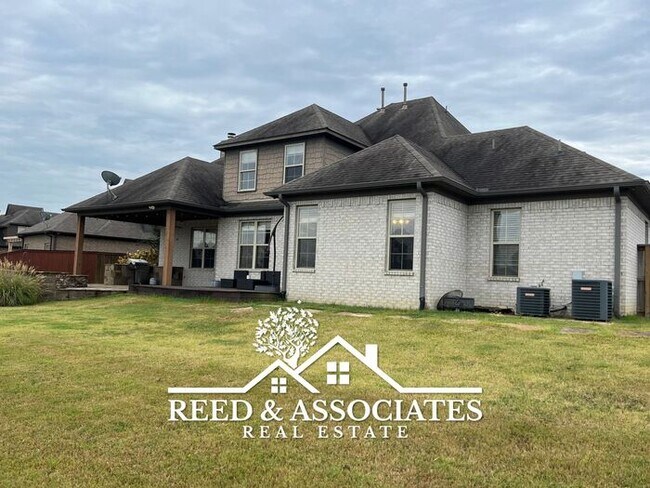 Building Photo - 4 Bedroom Arlington Home with a Lakeside Lot