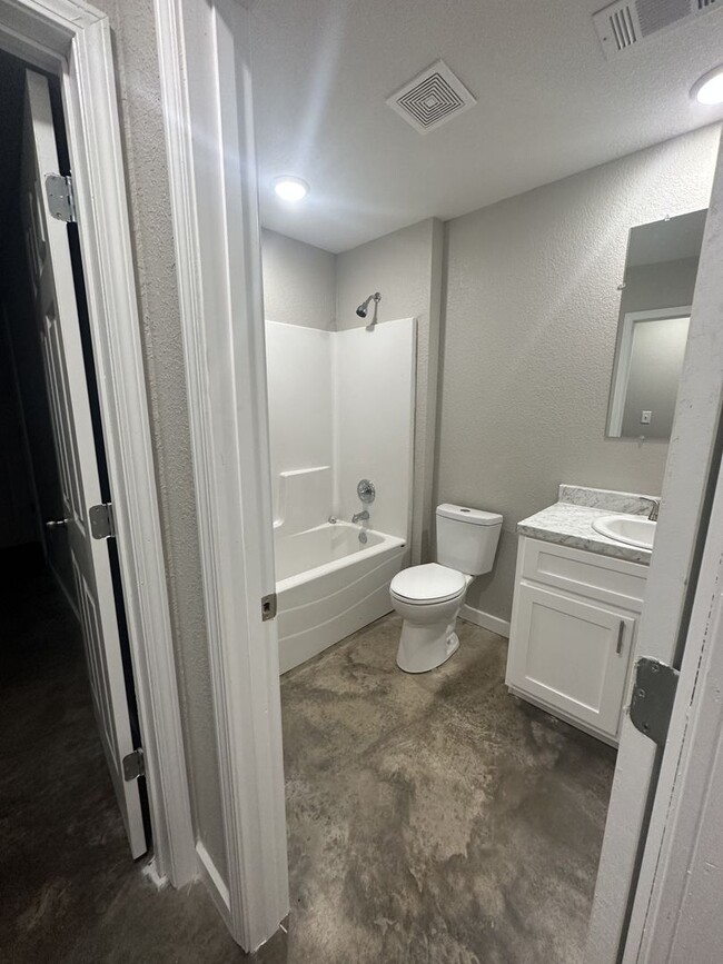 Building Photo - 3 BED 2 BATH HOUSE ON AN ACRE OF LAND! Pet...