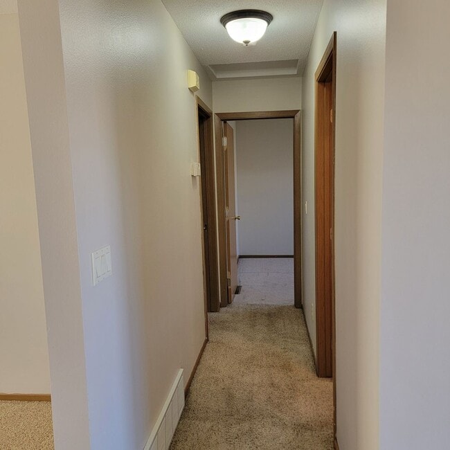 Building Photo - 3 BED | 2 BATH | SPLIT-FOYER HOME | RAPID ...