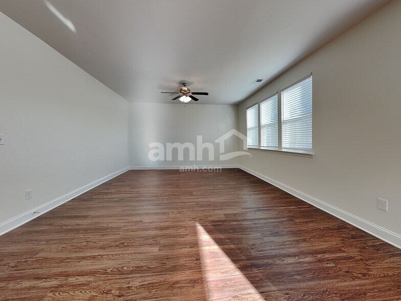 Building Photo - 102 Fairway Dr
