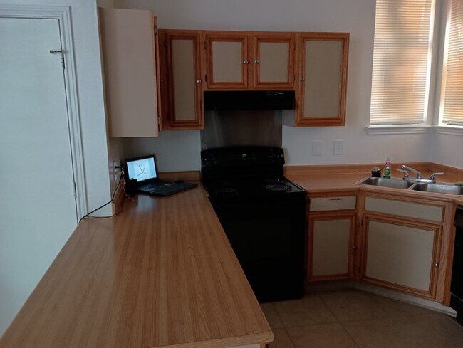 Building Photo - 9627 Dugas Dr