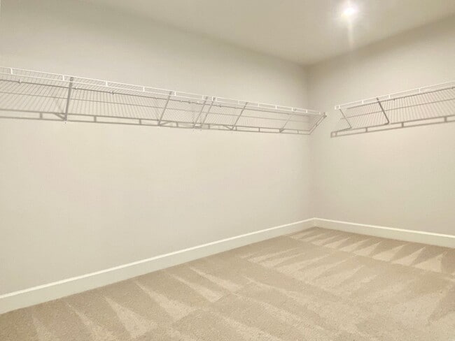 Building Photo - 4 Bedroom, 3 Bath Home w/ 2 Car Garage