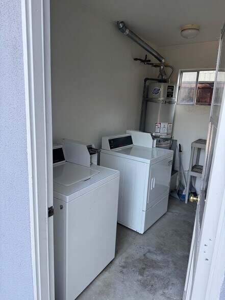 Building Photo - 130 N Ivy Ave