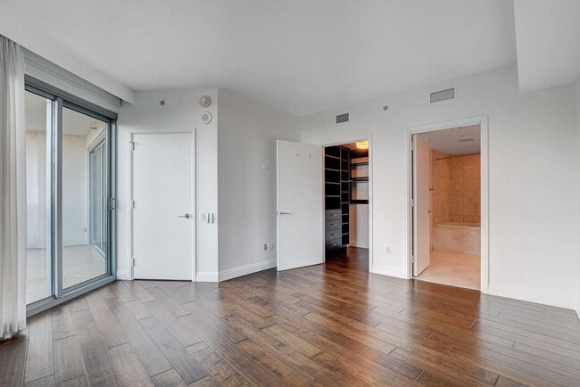 Building Photo - Turnberry Towers 2705W-City/Golf Course Views from this Stunning 1Bd/1.5Ba Residence