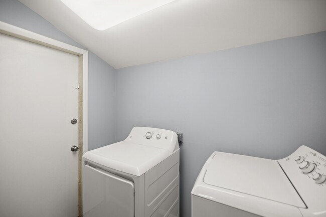 Building Photo - 354 Chicago Ave