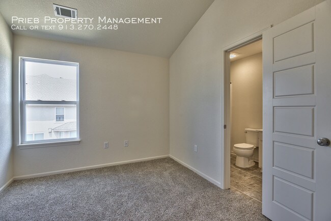 Building Photo - Prairie Haven Townhome - Available July 16th