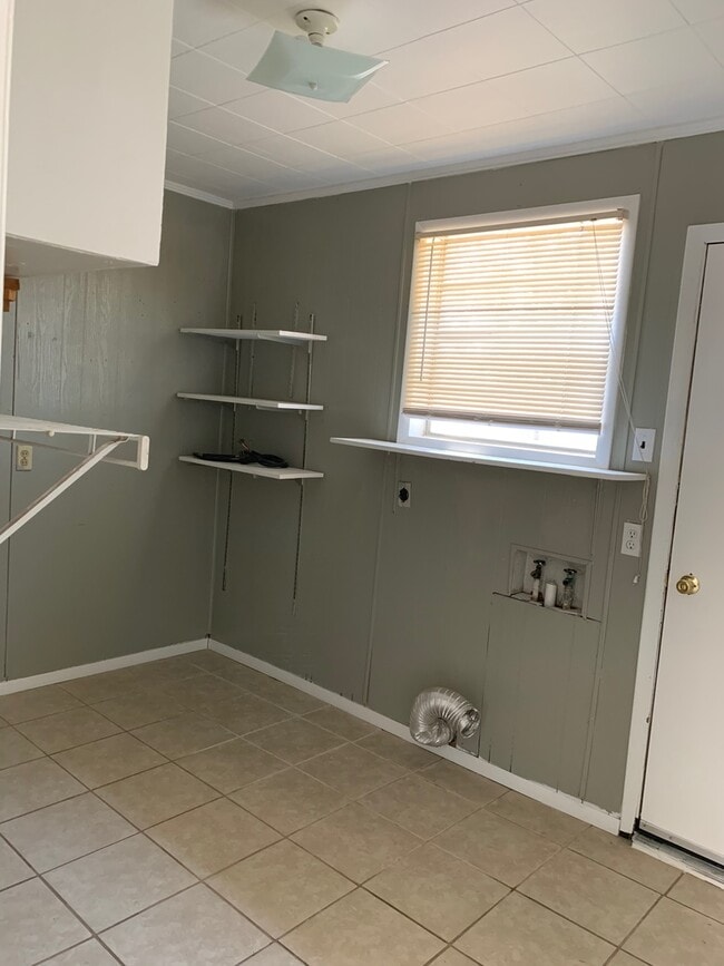 Building Photo - FOR RENT